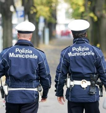 Rifiuta l’alcoltest e morde la mano a un vigile urbano 