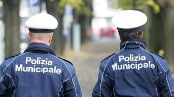 Rifiuta l’alcoltest e morde la mano a un vigile urbano