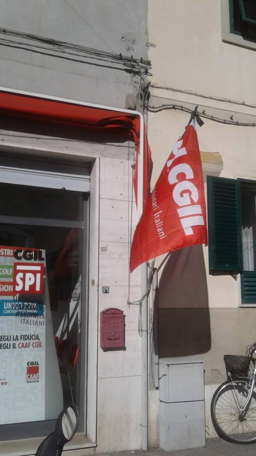 La bandiera a lutto nella sede di via Provinciale Pisana