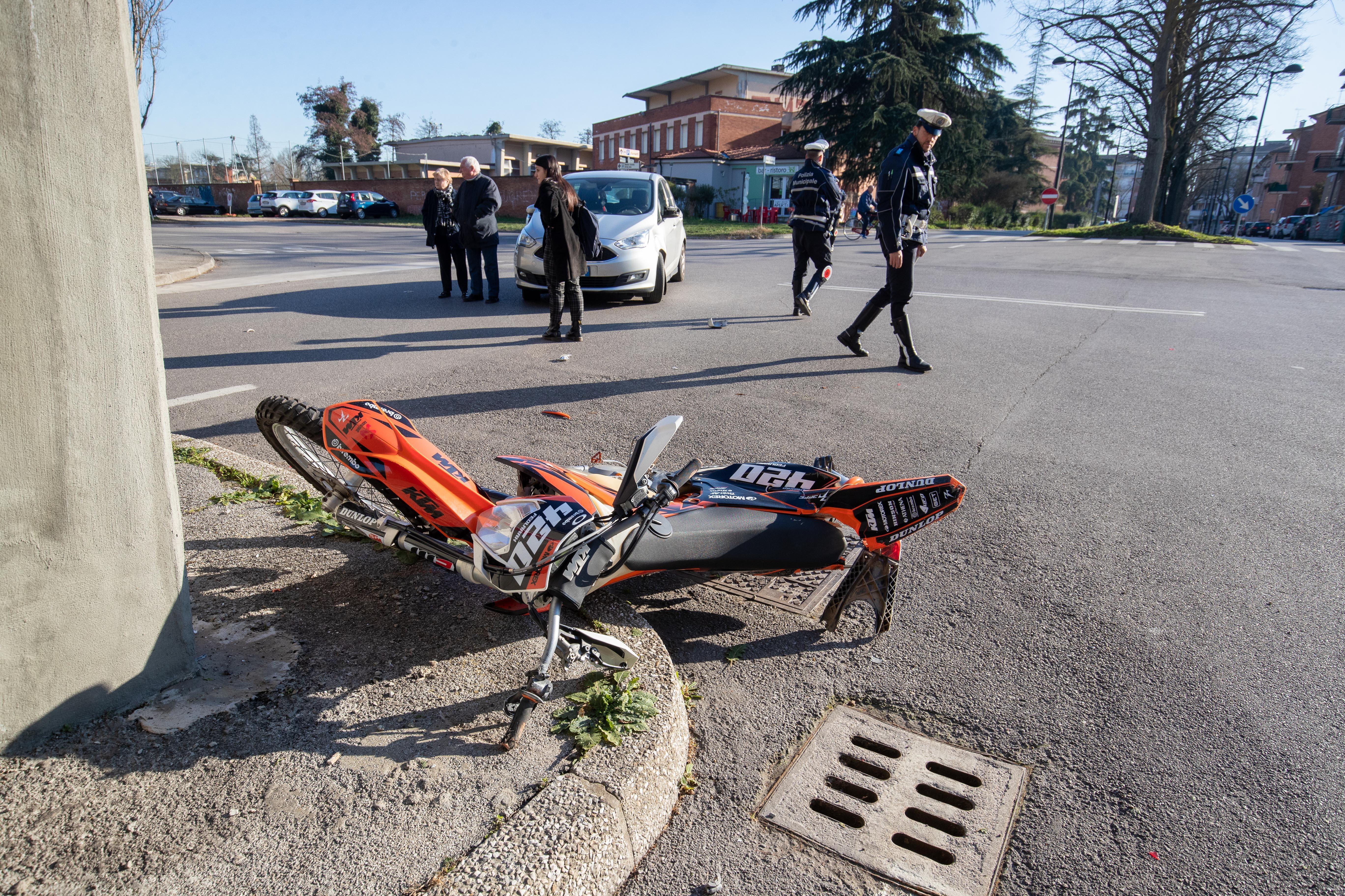 La moto del ragazzino a terra dopo l'incidente