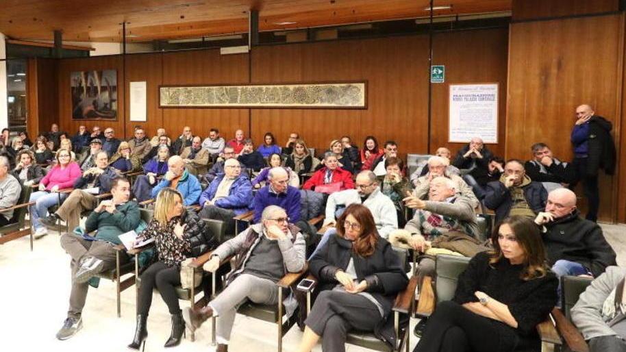 Dibattito sul piano della sosta, il Comune s'impegna a migliorare il servizio navetta