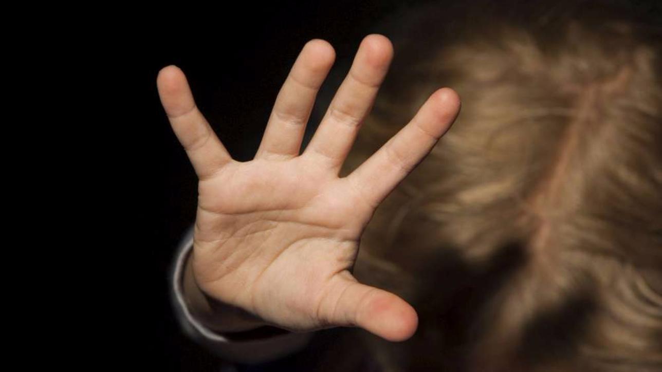 Pedofilia, mamma di Reggio Emilia abusa di sua figlia fin da piccola: arrestata