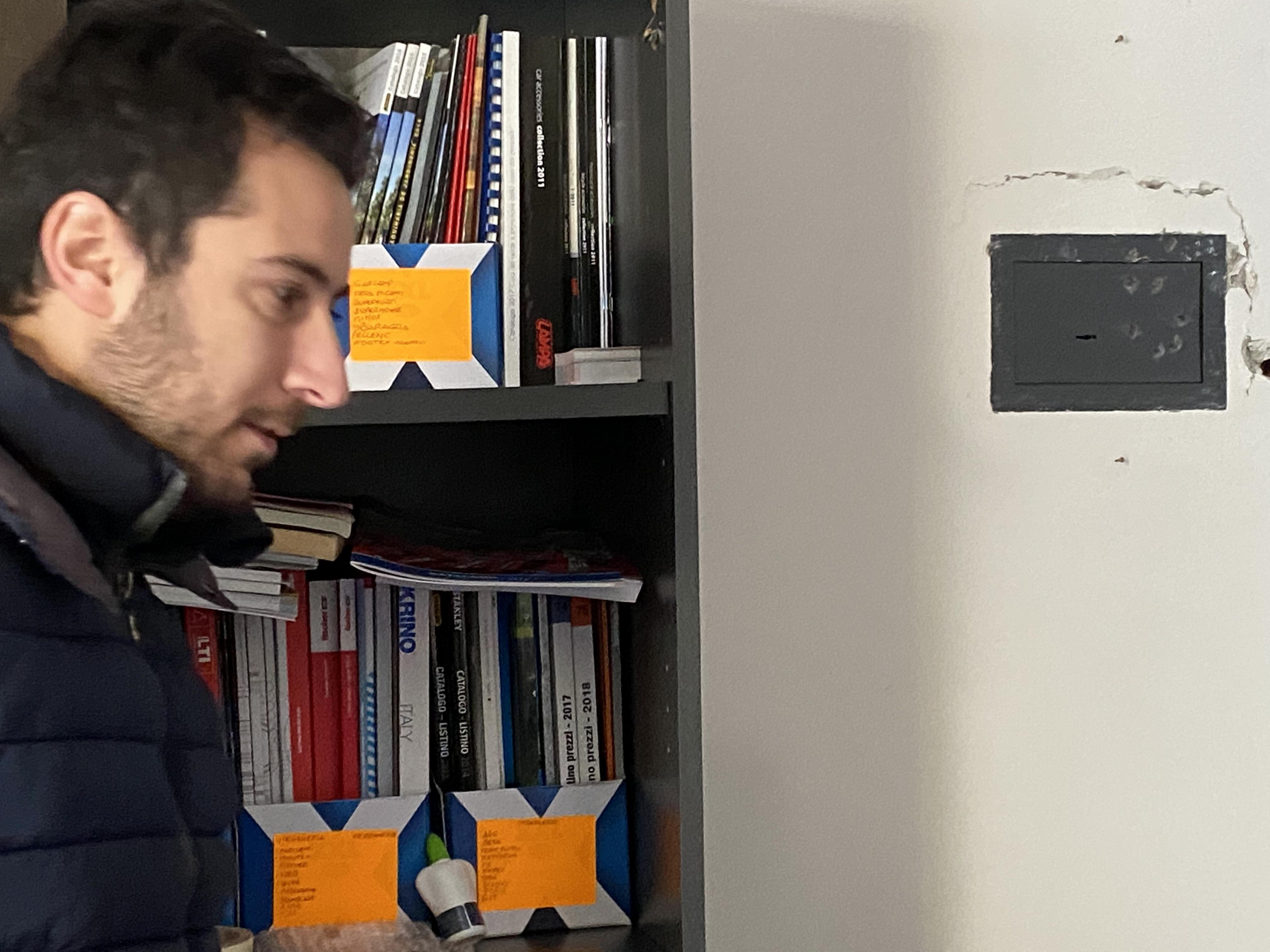 Il titolare e la cassaforte presa a mazzate (Foto Franco Silvi)