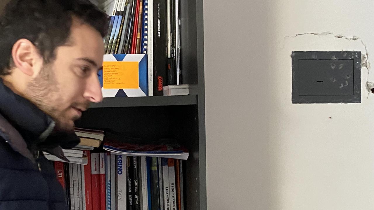 Il titolare e la cassaforte presa a mazzate (Foto Franco Silvi)
