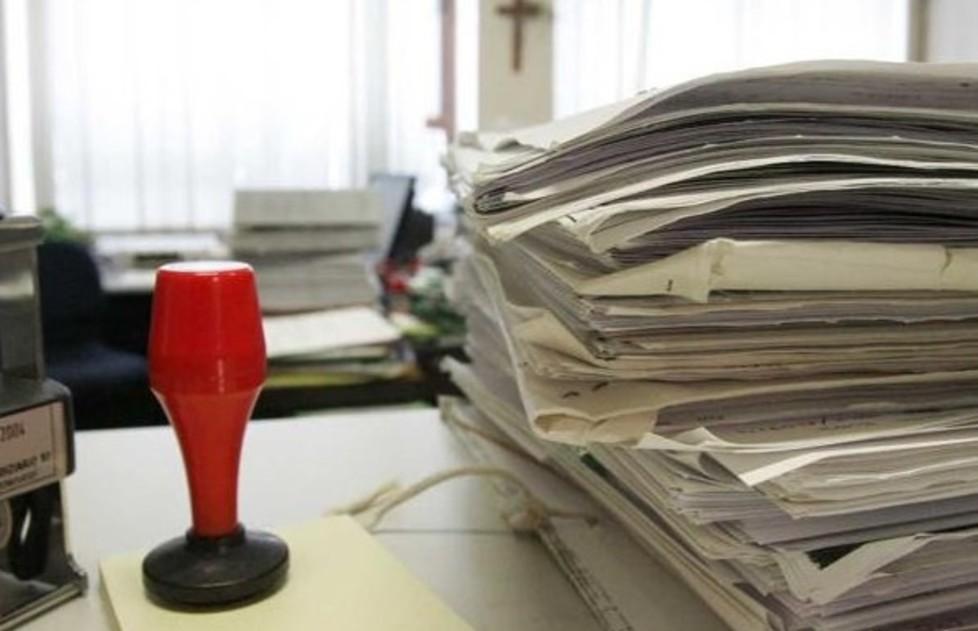 I carabinieri controlleranno tutte le pratiche firmate dal geometra indagato per corruzione