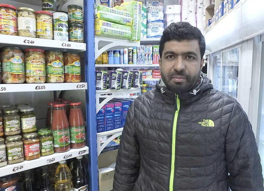 Mahfuzur Md Rahman titolare del minimarket tra via Queirolo e viale Bonaini (foto Muzzi)