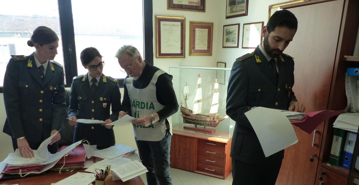 La Guardia di finanza di Prato a caccia di documenti in una delle aziende coinvolte