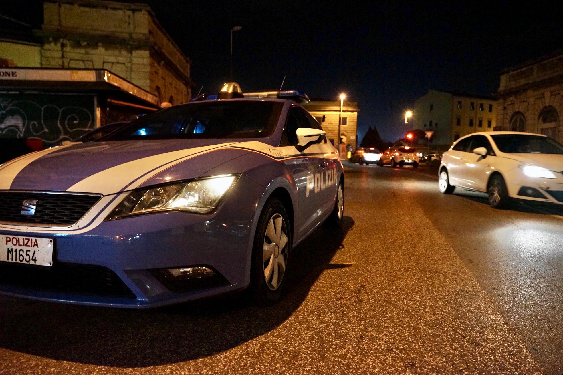 Una volante della polizia di Stato durante un intervento (foto d'archivio)