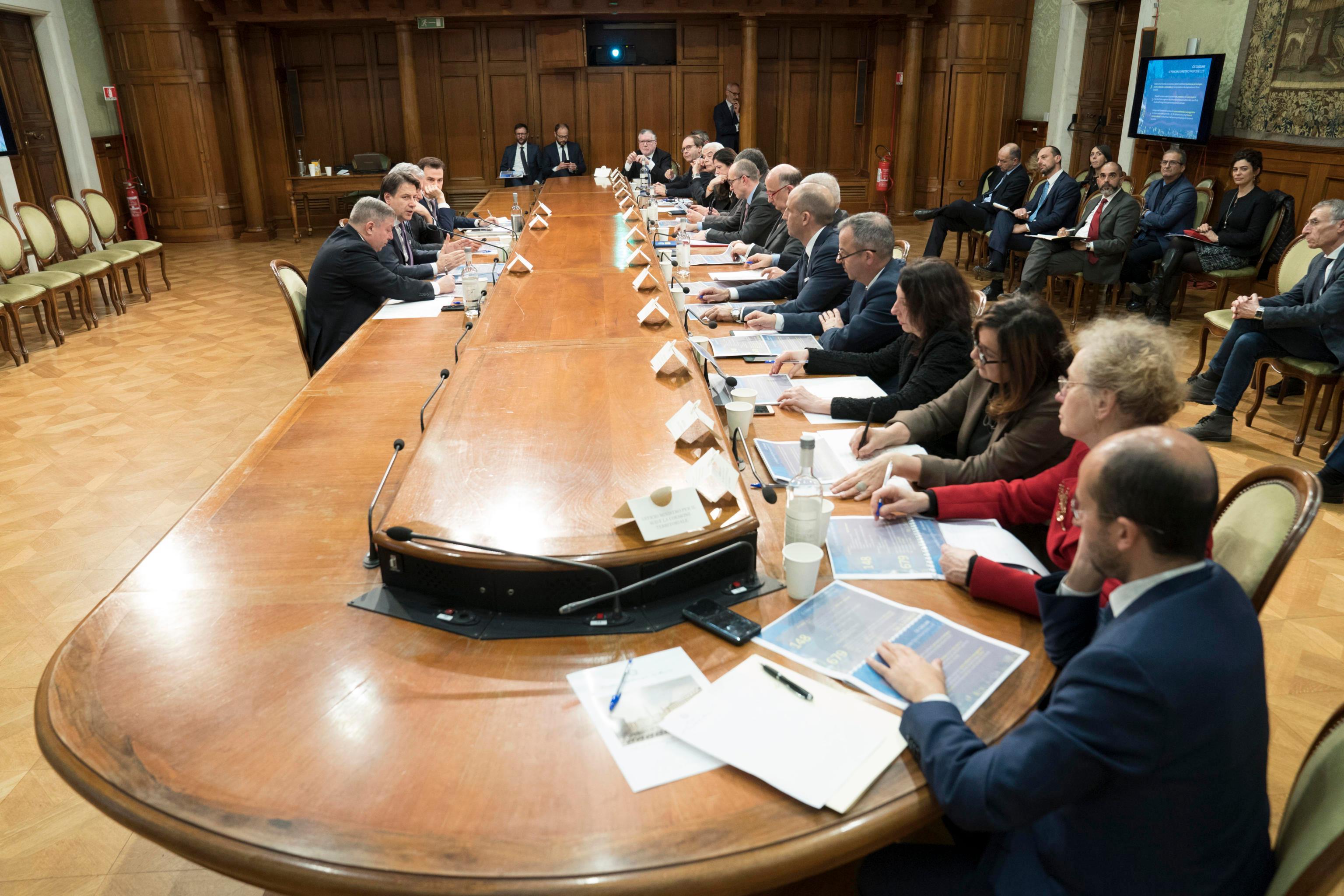 Il tavolo sul Cis Cagliari con il premier Giuseppe Conte a Roma