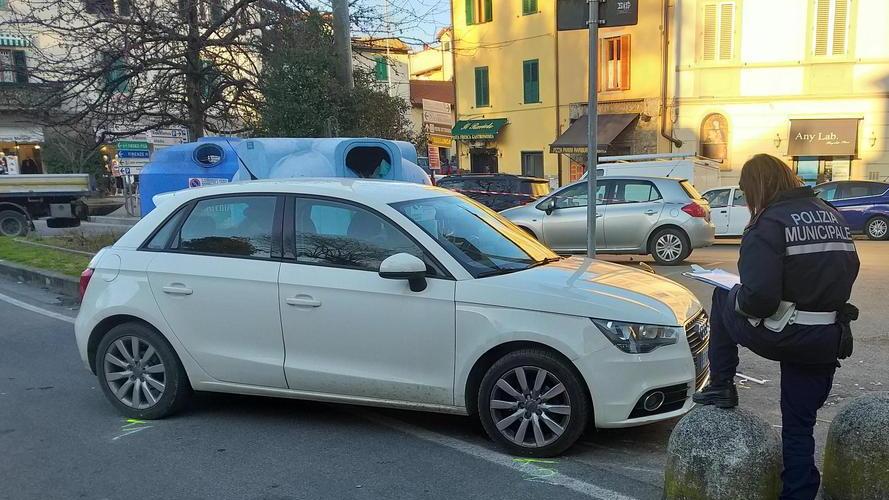 Travolto e trascinato sotto l’auto per metri in pieno centro città: muore novantenne