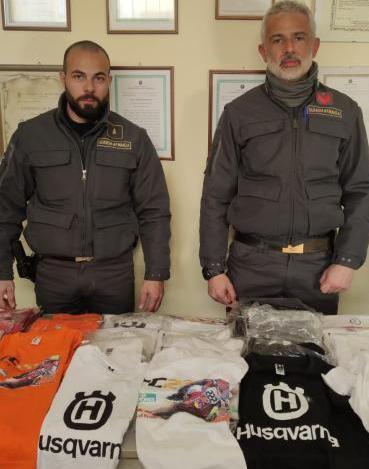 Vendeva T-shirt fasulle alle gare di motocross denunciato ambulante