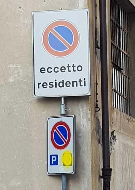 Vernice gialla sul cartello per la sosta dei disabili