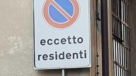 Vernice gialla sul cartello per la sosta dei disabili