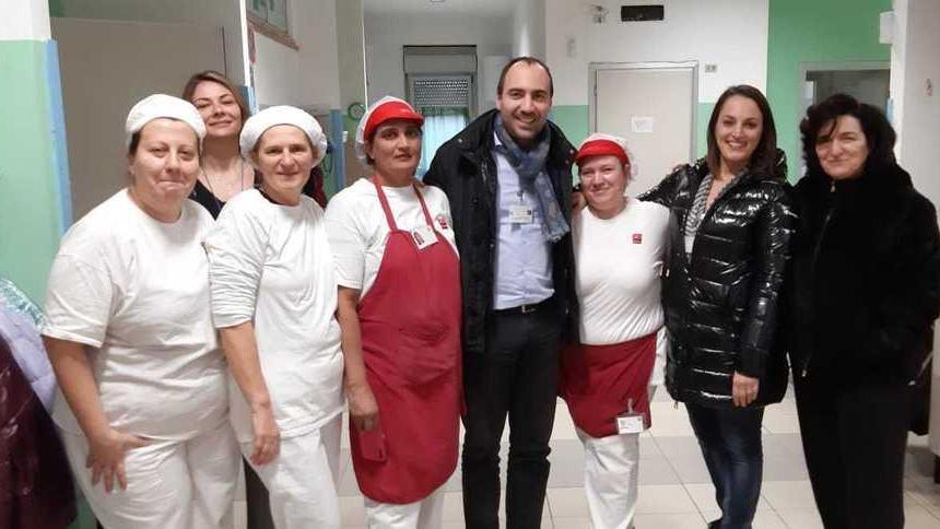 Sindaco e assessore pranzano a mensa insieme ai bambini