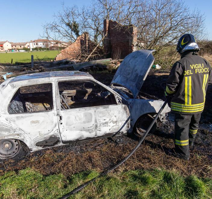 Auto distrutta dal fuoco a Boara Si indaga per incendio doloso 