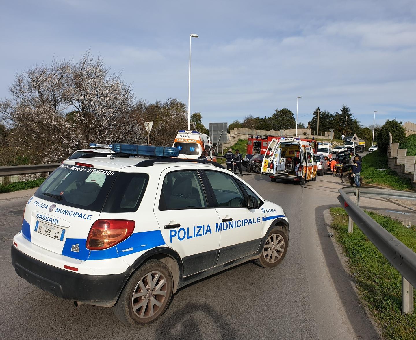 Frontale tra due auto, 5 feriti 