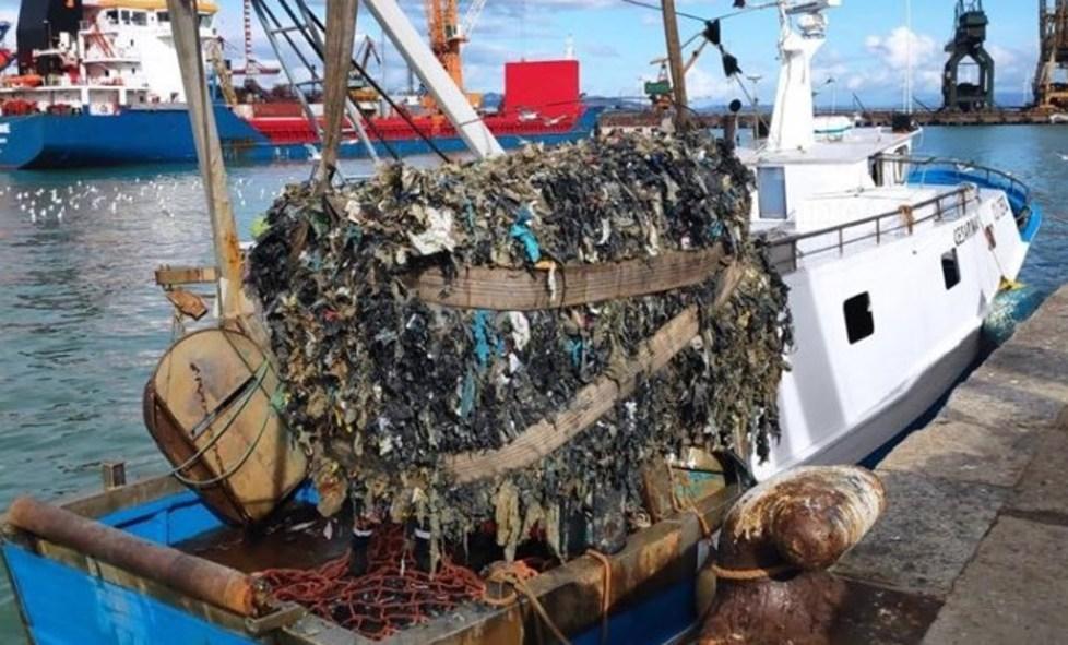 Piombino, le ecoballe si sfaldano sul fondale ma un cavillo stoppa il salvataggio 