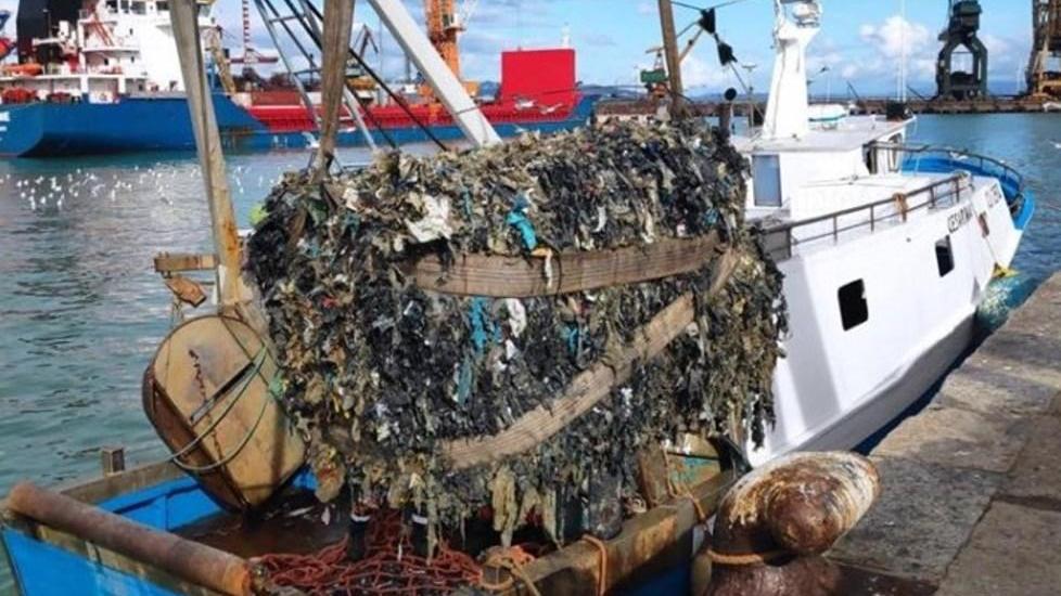 Piombino, le ecoballe si sfaldano sul fondale ma un cavillo stoppa il salvataggio
