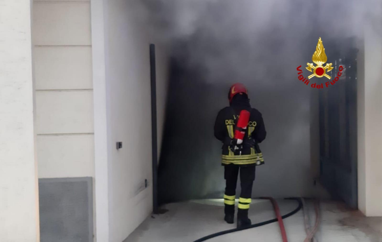 Cagliari, tre auto e una moto a fuoco in un'autorimessa