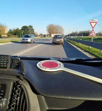 Ferrara. Ha la patente revocata e non si ferma all’alt. Fuga e inseguimento