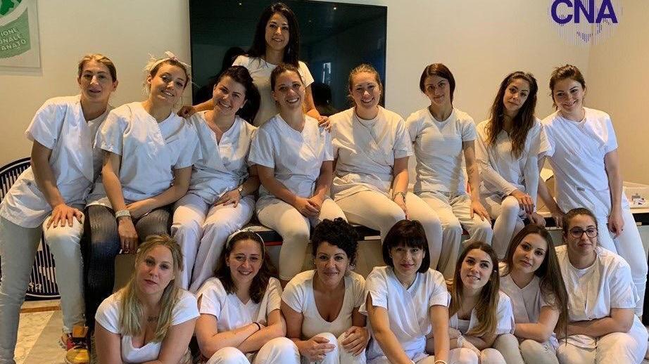 Un gruppo di estetiste che ha superato i corsi della Cna