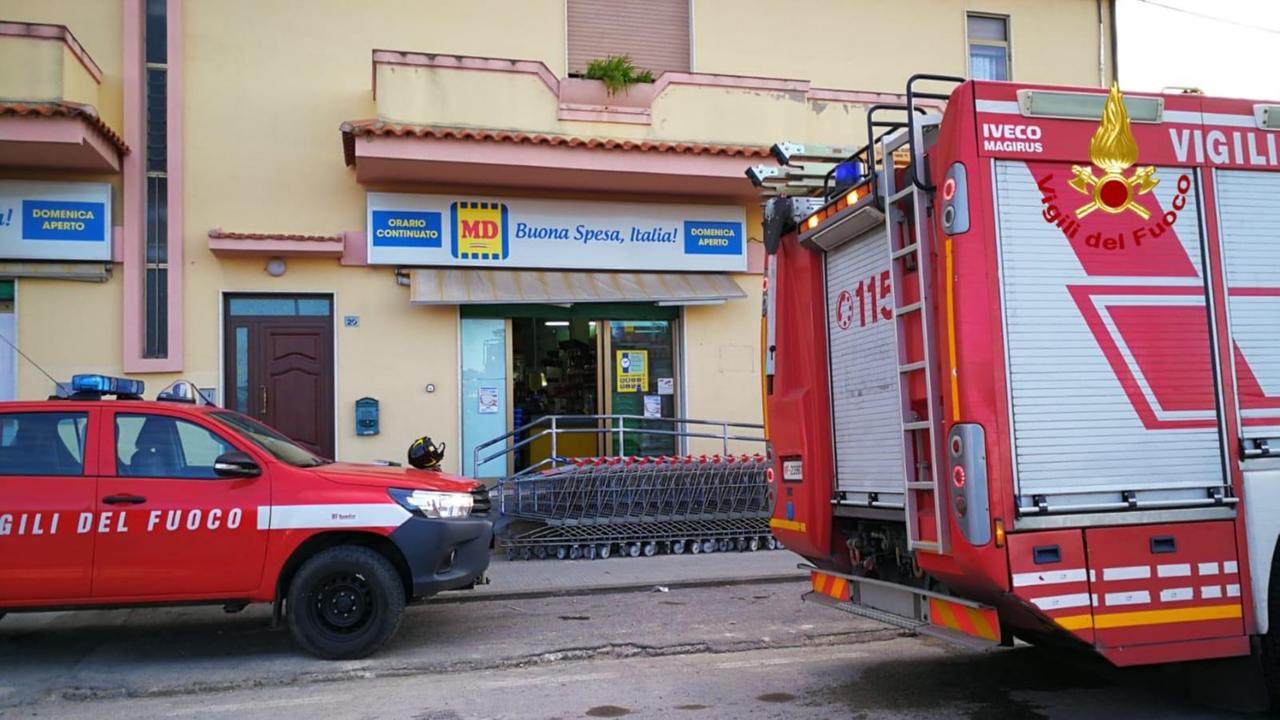 Serrenti, a fuoco un freezer: intossicato un dipendente del supermercato Md