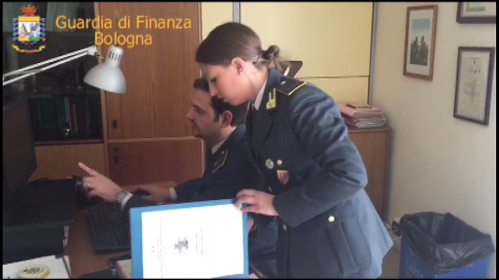 Modena, lap dance e reddito di cittadinanza