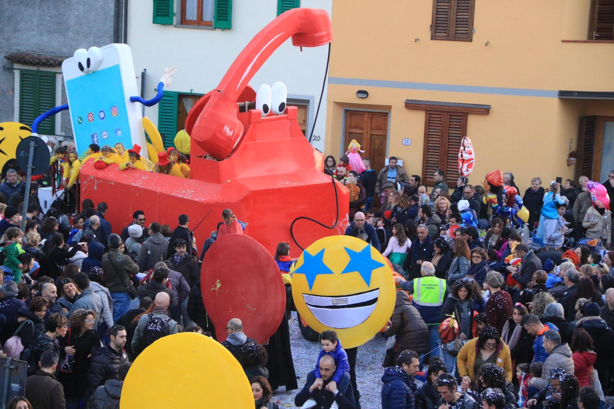 Tornano oggi a sfilare i carri per il Carnevale di Paperino