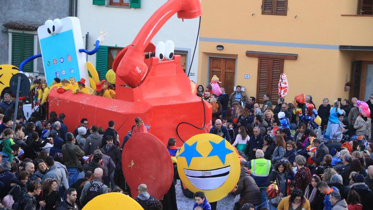 Tornano oggi a sfilare i carri per il Carnevale di Paperino