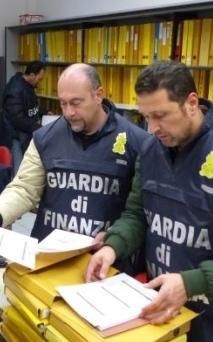 Finanzieri durante una perquisizione in un’azienda