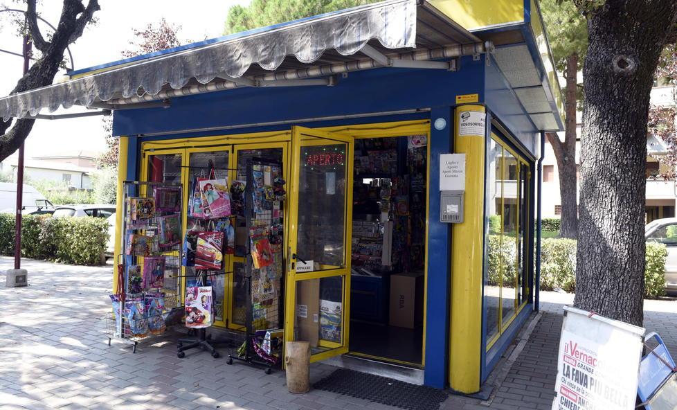 L’edicola di via Giulio Cesare a Grosseto (FOTO AGENZIA BF)