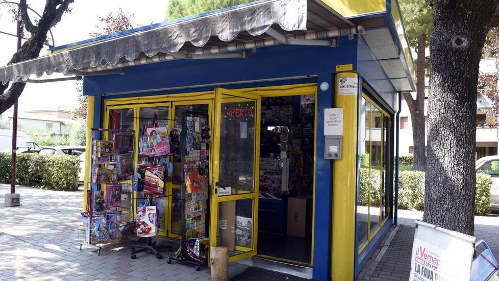L’edicola di via Giulio Cesare a Grosseto (FOTO AGENZIA BF)