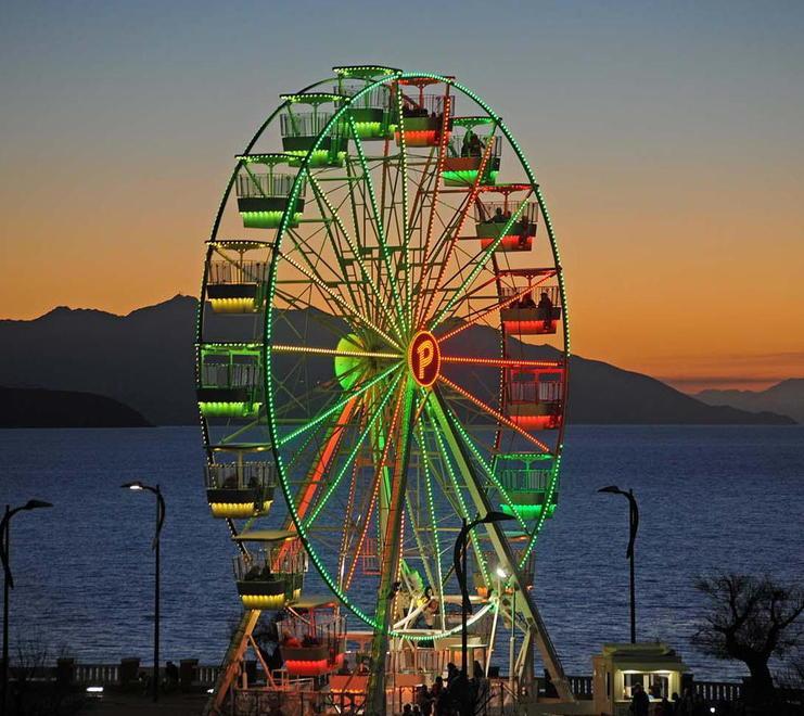La ruota panoramica in piazza Bovio (foto servizio di Paolo Barlettani)