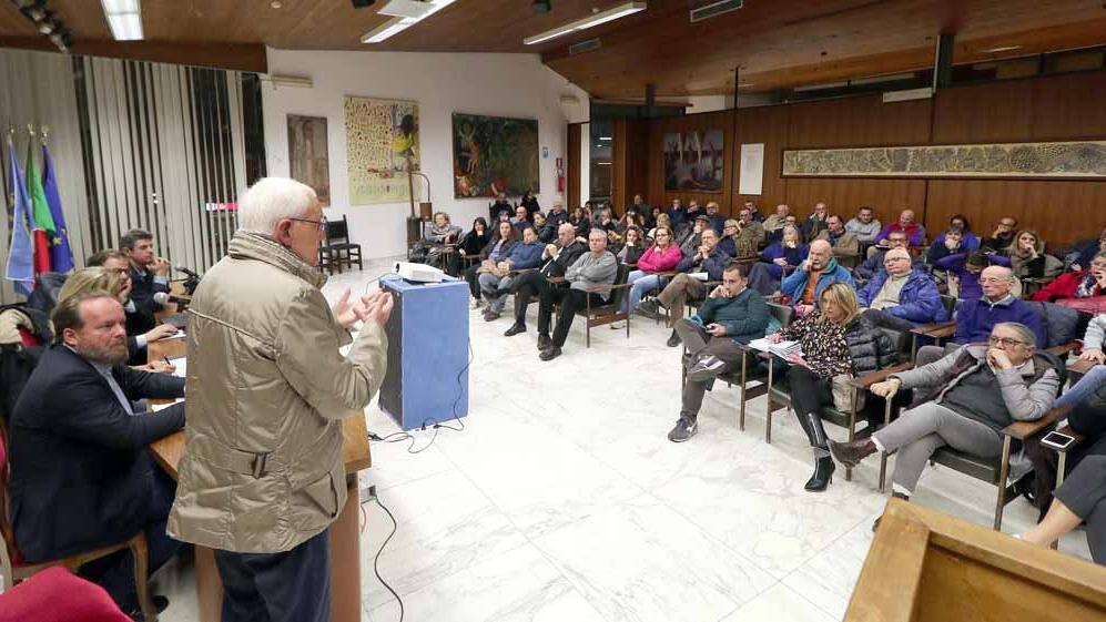 Un momento del dibattito in Comune a Carrara organizzato dal Tirreno