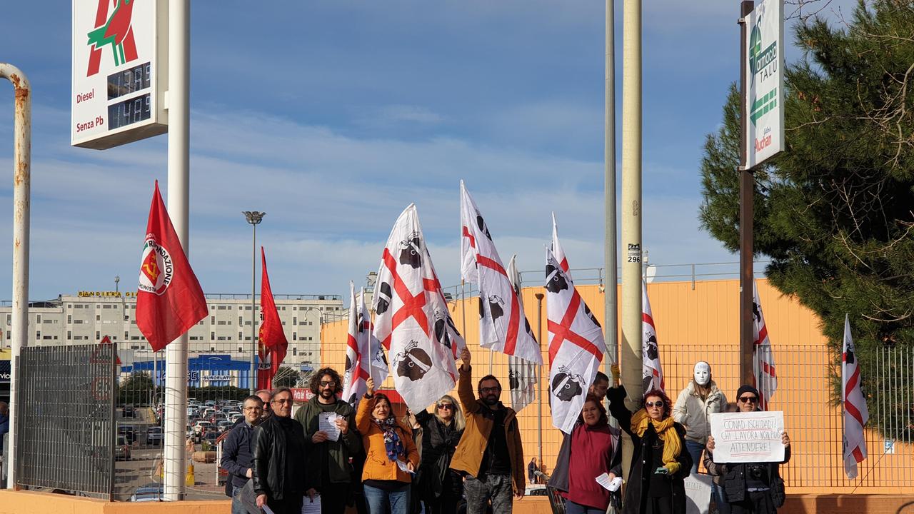 Nuovo sit-in a Predda Niedda: "No ai licenziamenti dei lavoratori ex Auchan"