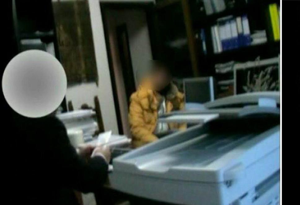 Il passaggio di soldi di una tangente in un ufficio ripreso dalle telecamere delle forze dell’ordine (Foto d’archivio)