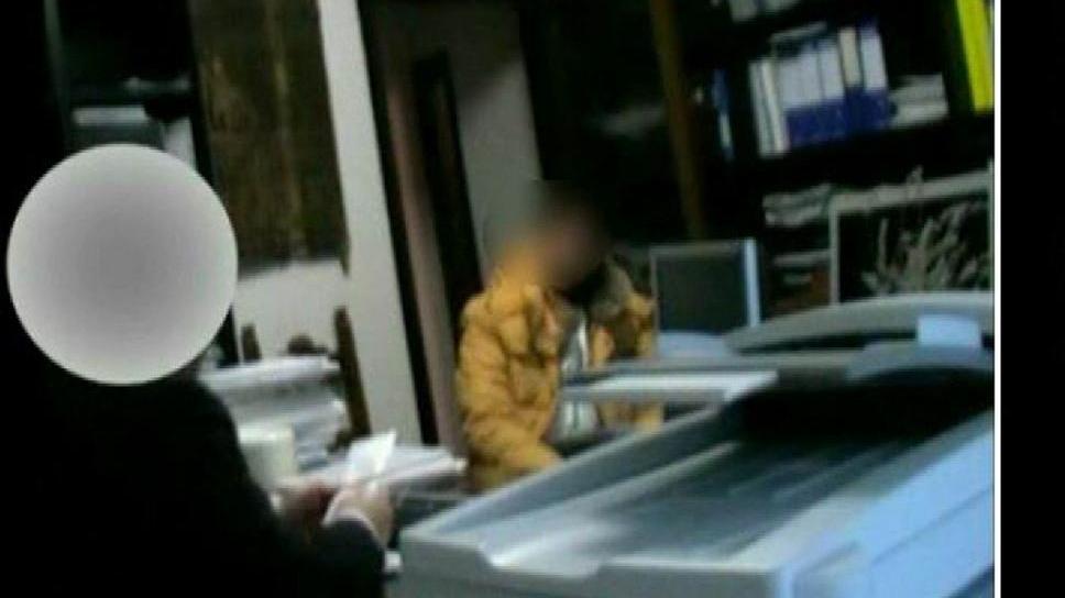 Il passaggio di soldi di una tangente in un ufficio ripreso dalle telecamere delle forze dell’ordine (Foto d’archivio)