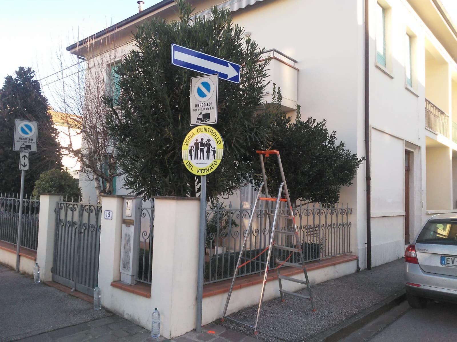 I cartelli del controllo del vicinato installati in alcune zone di Empoli