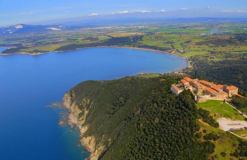 Val di Cornia, la Toscana respira: le terrazze sul mare custodiscono il mistero del tramonto 