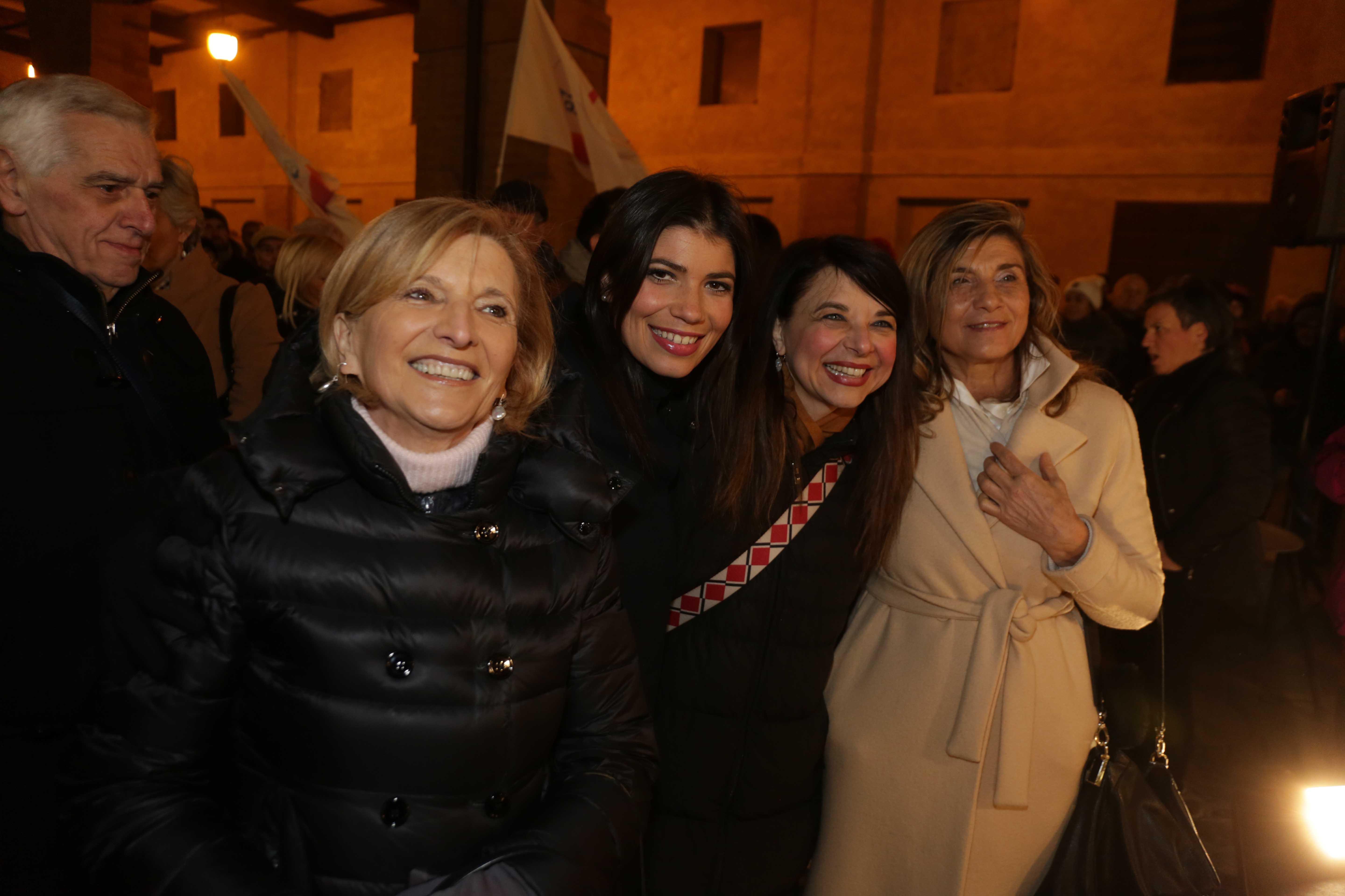 Da sinistra Vanna Iori, Ottavia Soncini, Roberta Morti e Antonella Incerti, politiche del Pd durante la serata di chiusura di Bonaccini a Reggio