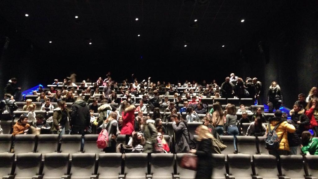 Gli studenti prendono posto al cinema dell'Aurelia Antica