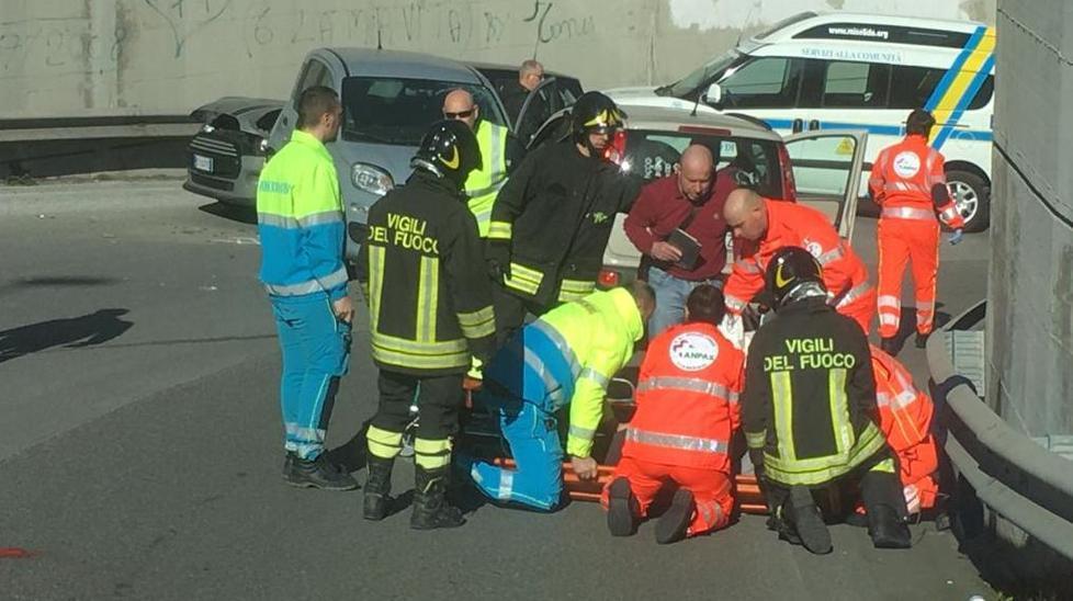 Scontro tra auto all’ospedale: cinque feriti 