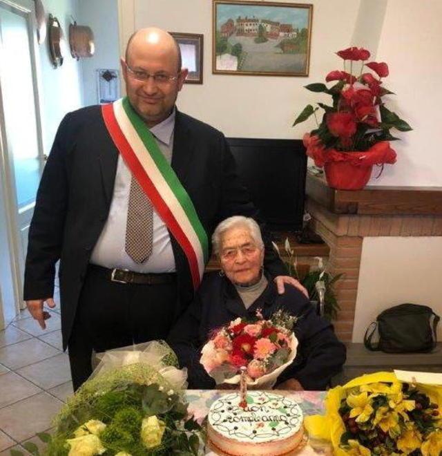 Teresa festeggia i cento anni col sindaco 