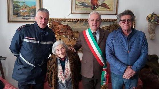 Cento rose colorate per i cento anni della maestra Alda