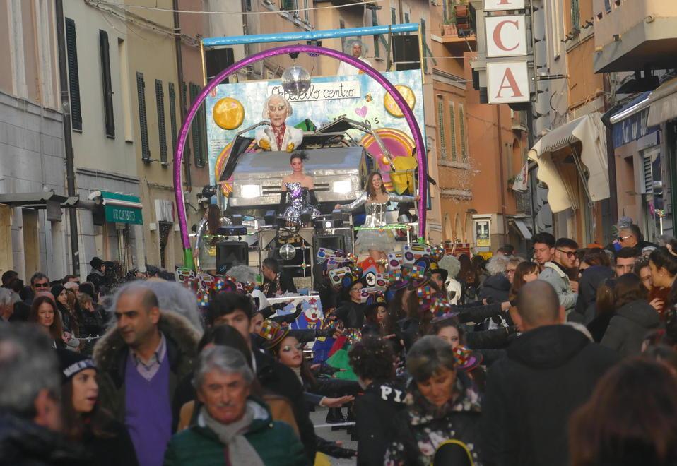 Orbetello e Follonica scaldano i motori per una domenica di sfilate e allegria 