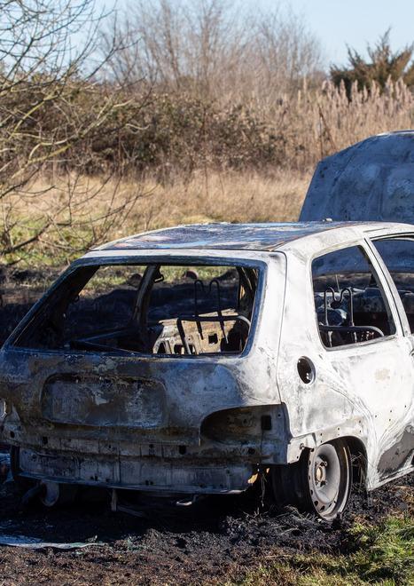 Auto a fuoco «Ho visto il piromane con la tanica»