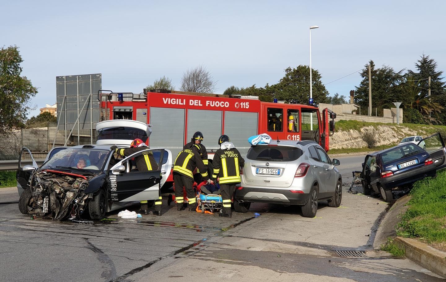Schianto, tre dei feriti restano gravi 