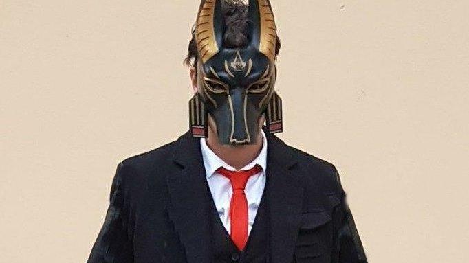 Un'immagine del 23enne celato dietro una maschera di Anubi, divinità egizia
