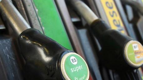 Argenta, in fila per fare benzina al nuovo distributore fuori provincia