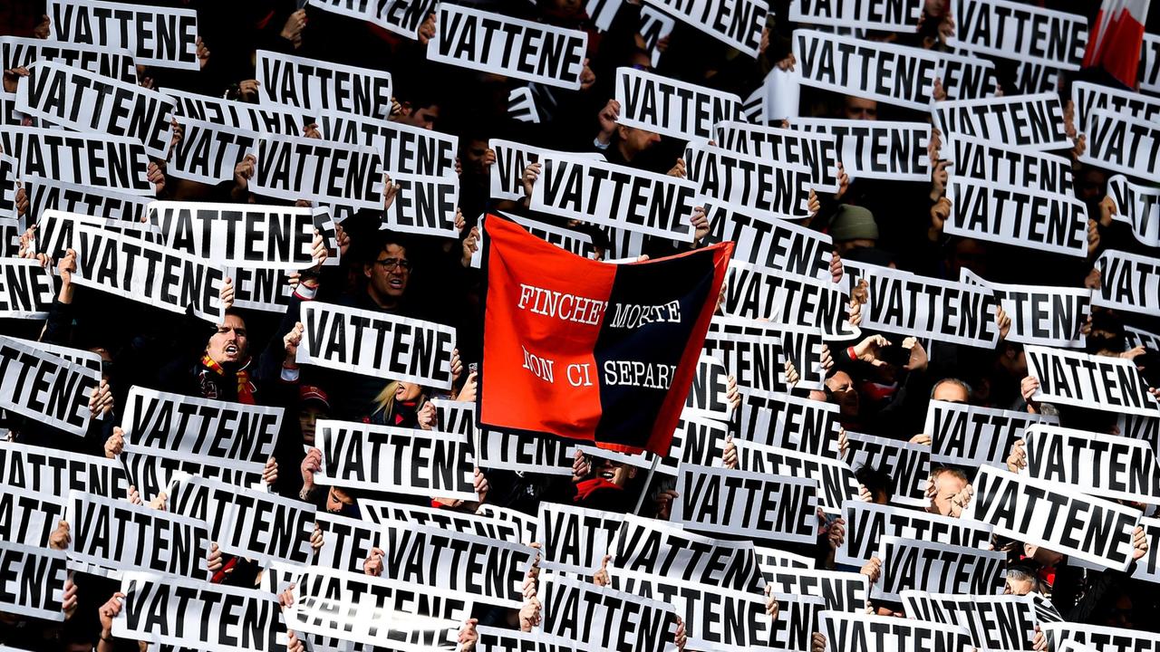 Centinaia di cartelli contro il presidente Preziosi allo stadio Ferraris di Genova